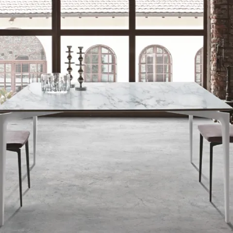 Tavolo con piano in marmo e struttura in alluminio Liuto quadrato di Alivar