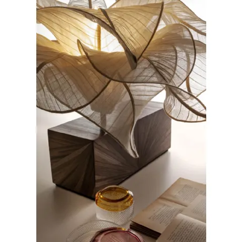 Lampada da tavolo Aurizia con base in legno decorata da un intarsio di paglia di segale e paralume decorativo a forma di fiore di Laura Meroni