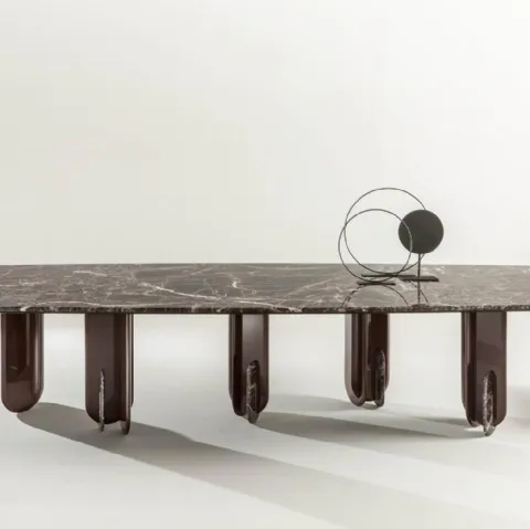 Tavolo Talento con top in marmo e gambe in legno laccato lucido di Laura Meroni