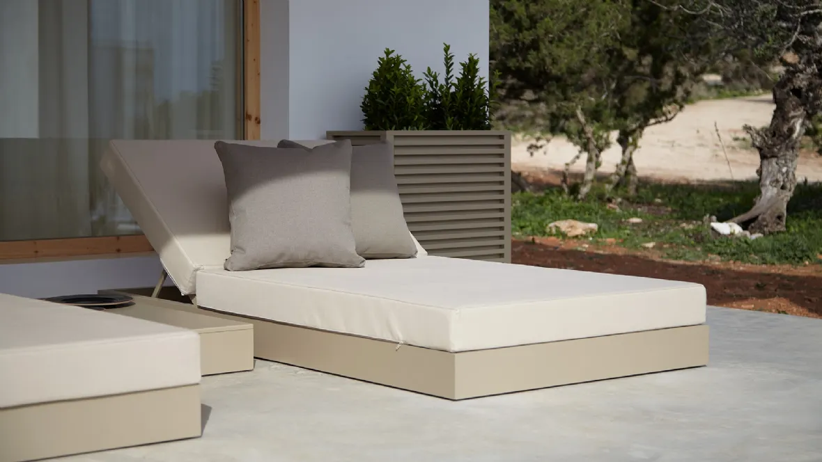 Lettino prendisole Chill Bed in tessuto e metallo di Gandia Blasco