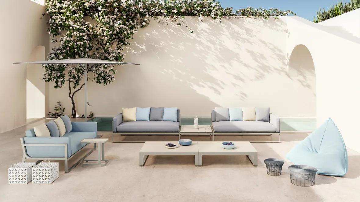 Divano Flat Sofa in metallo con cuscini in tessuto imbottito di Gandia Blasco